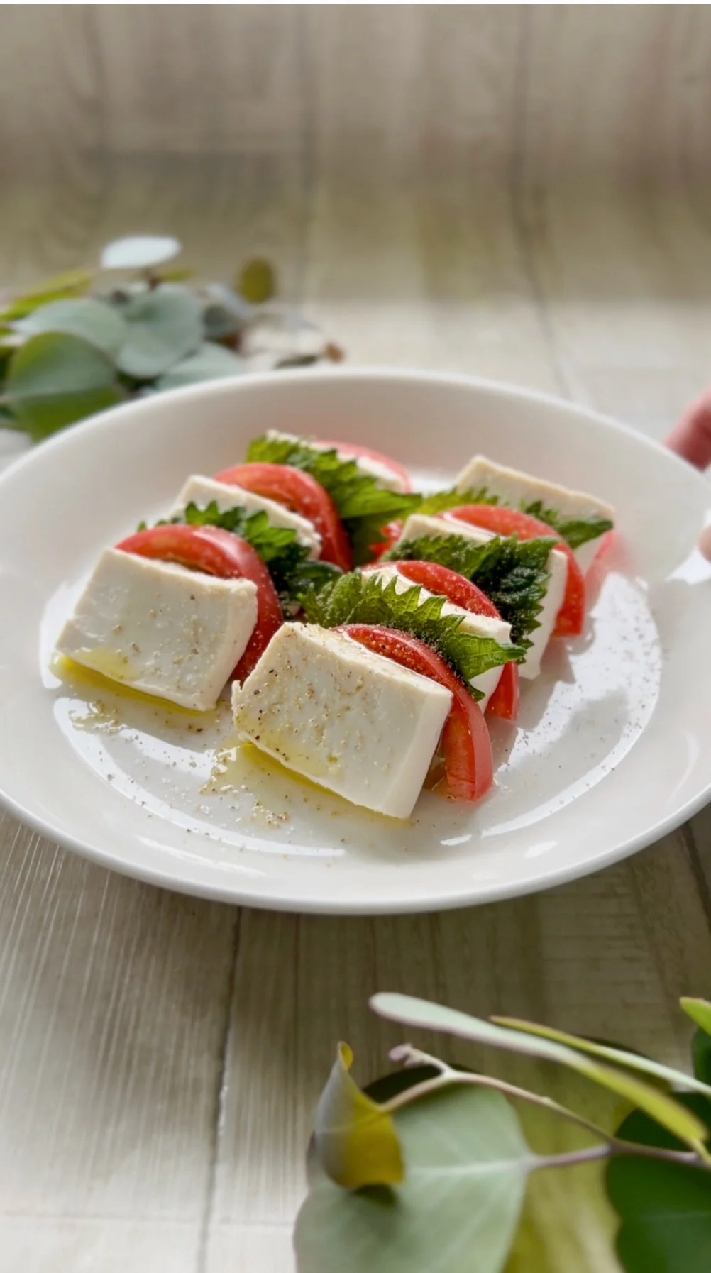 トマトと大葉を彩りよく重ねたひと皿
